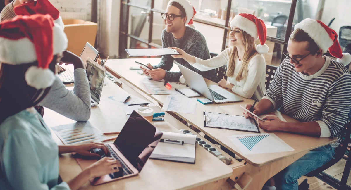 Collègues célébrant Noël au bureau