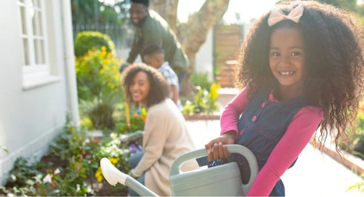 Femme arrosant des plantes sur une terrasse