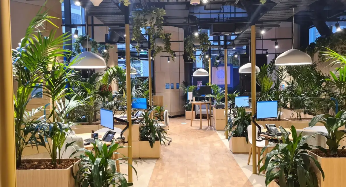 Hall d'entreprise à coursives en verre avec mur végétal intérieur 3