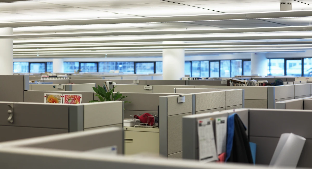 Bureaux cloisonnés dans les années 80