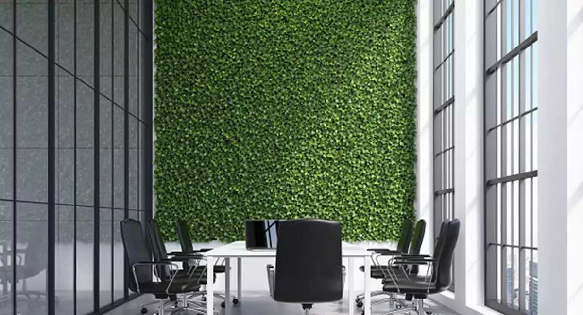 Salle de conférence avec mur végétal