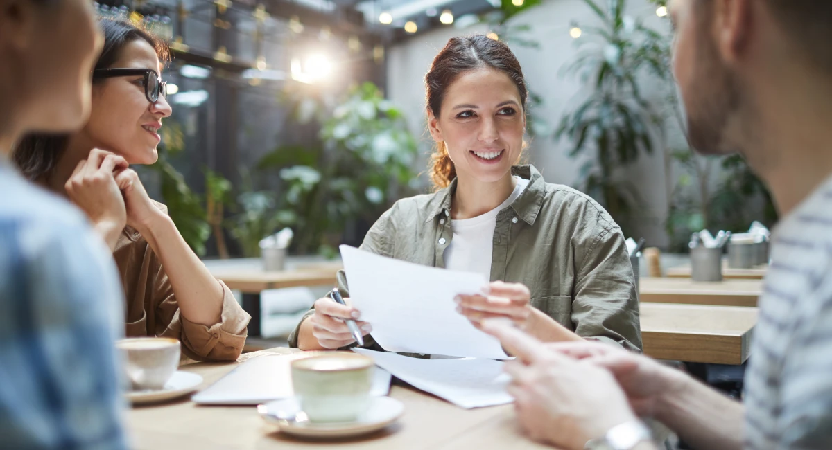 Collaborateurs réunis dans un patio végétalisé