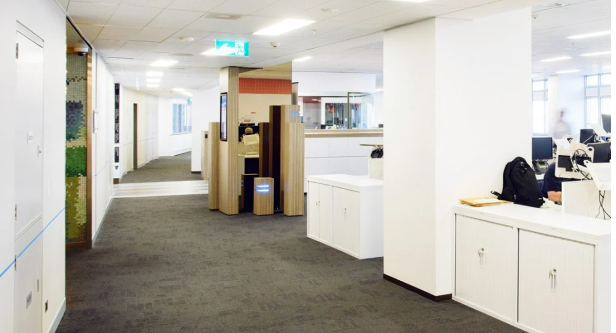 Un couloir de bureau sans plante