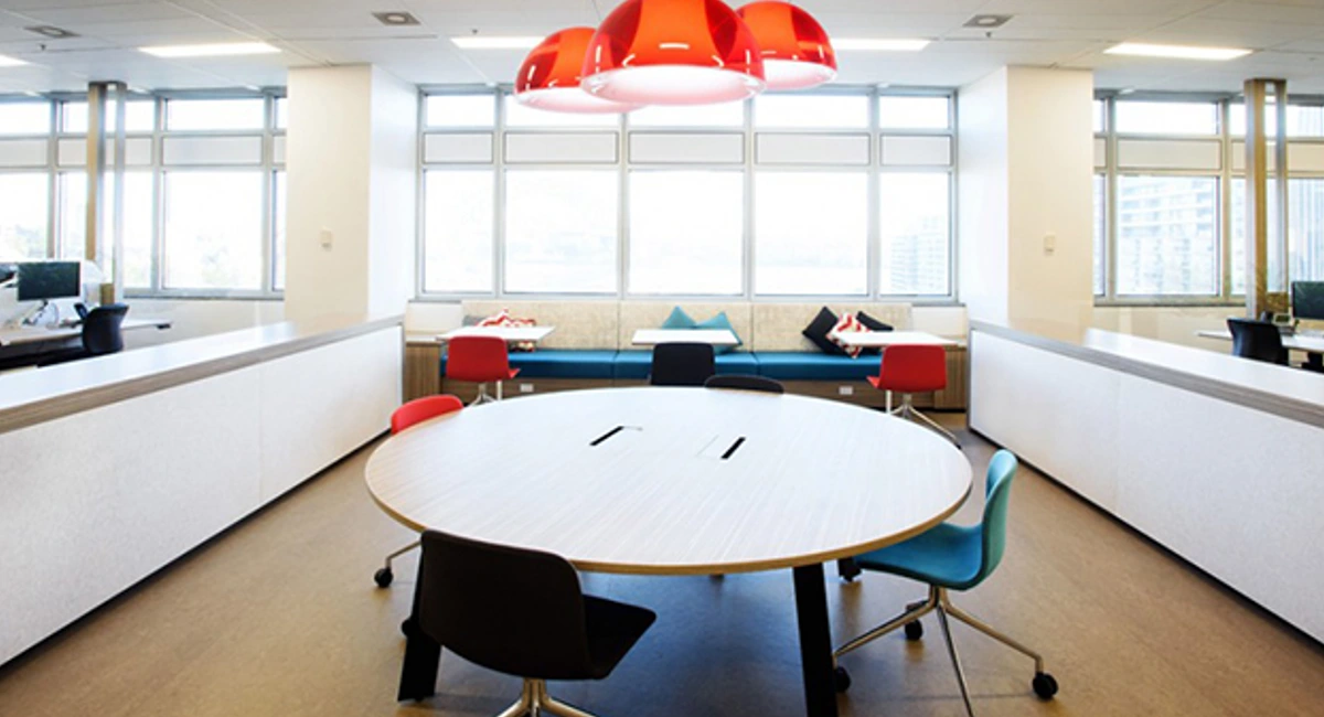 Espace de réunion dans open space sans plante