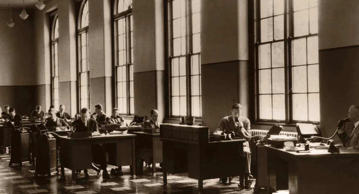 Photo noir et blanc de bureaux dans les années 50 avec mobilier industriel