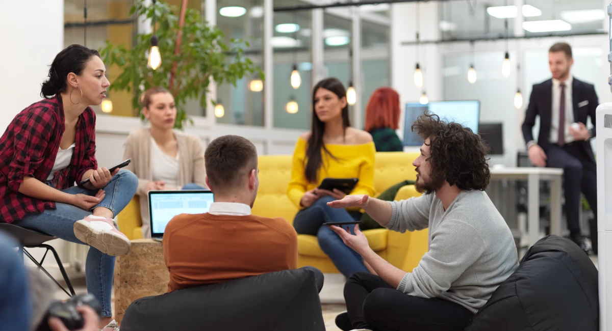 Escape de coworking avec des plantes d'intérieur